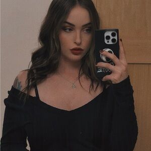 Meet your Posher, Adrianne